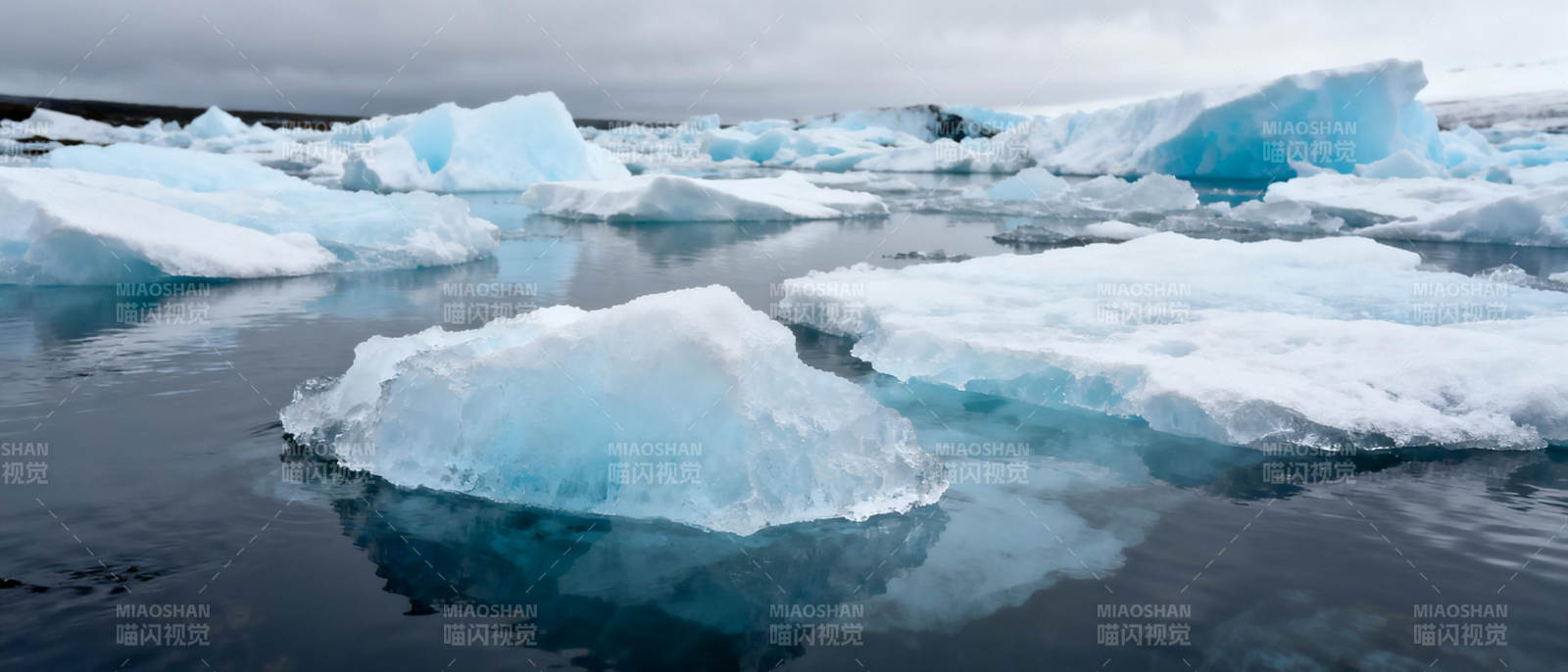 冰川漂浮于海面图片