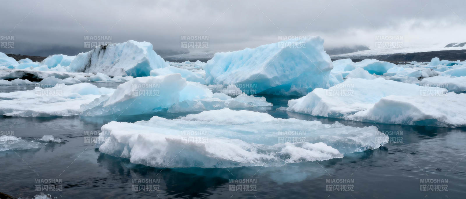 冰川漂浮于海面图片