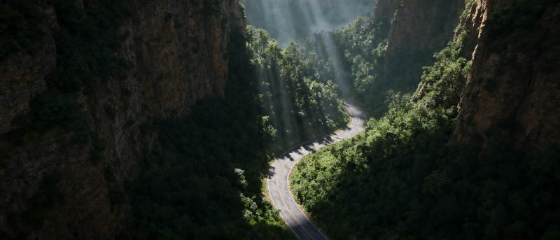 峡谷穿行光影路图片