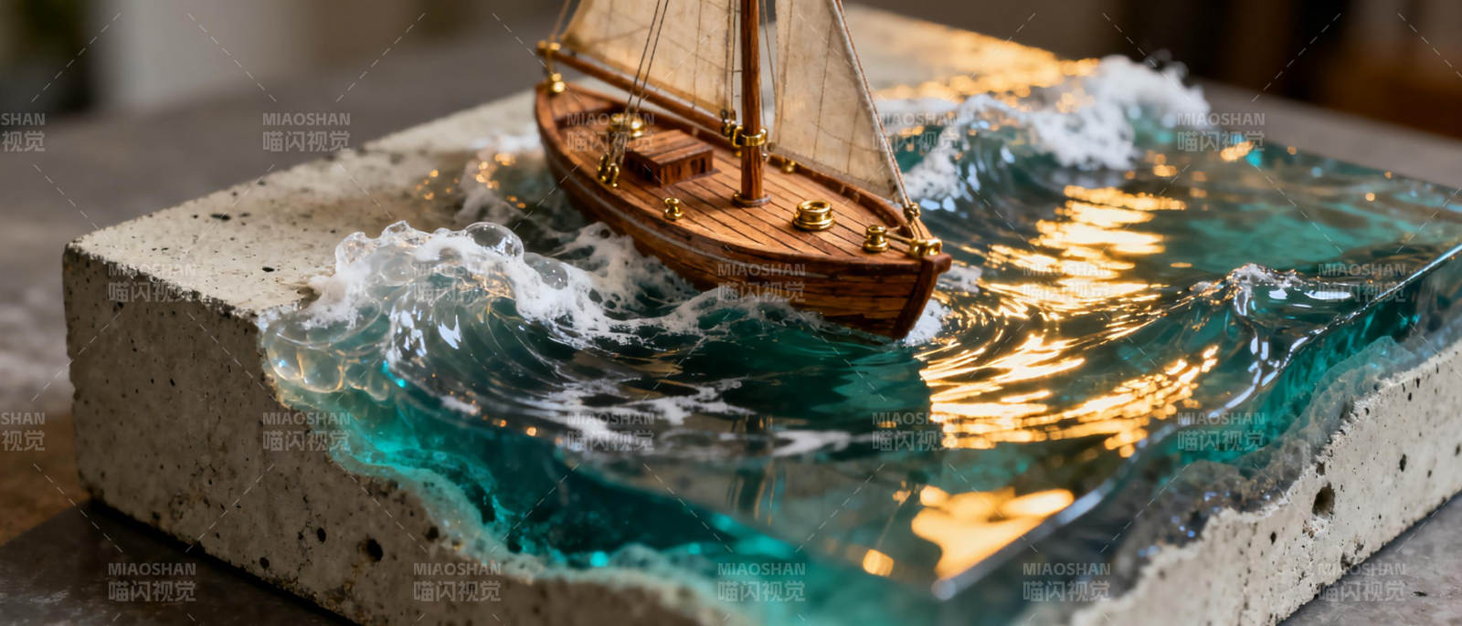 船行碧波间图片