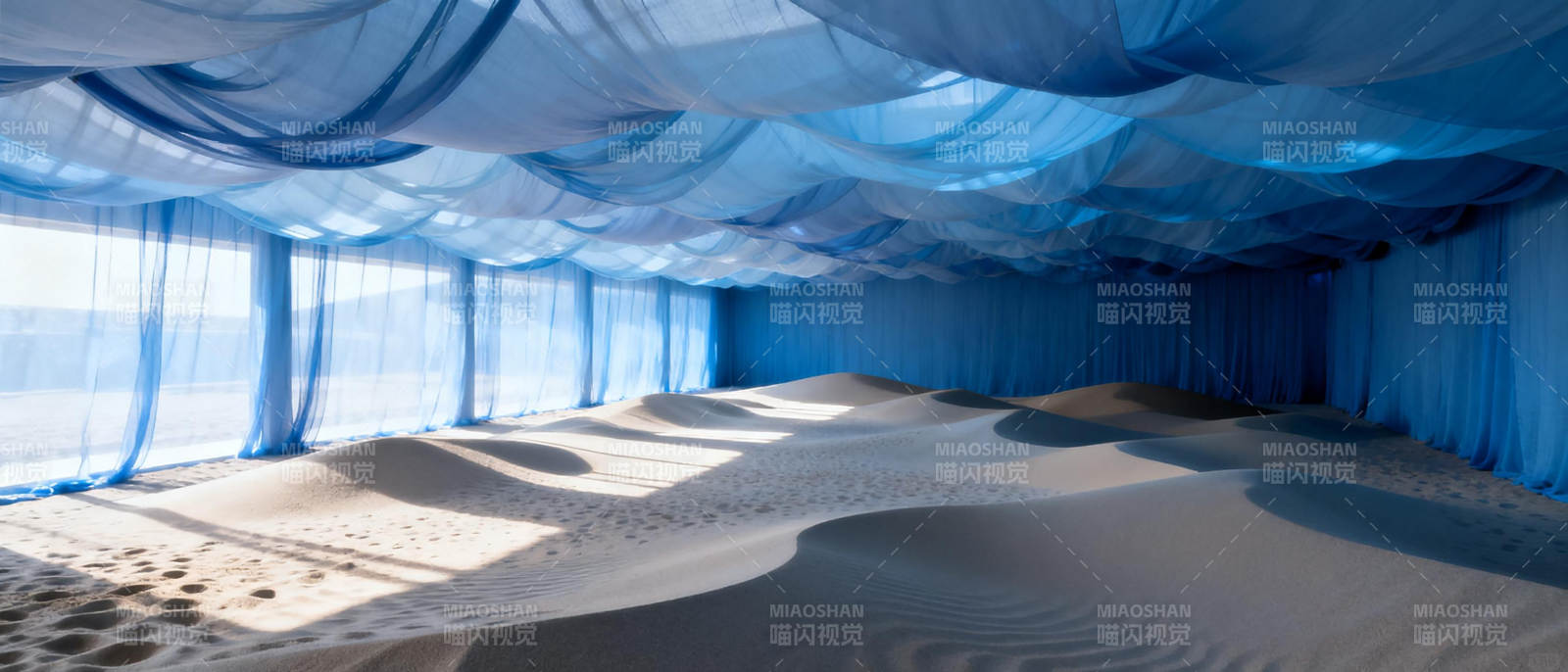 蓝色穹顶下的沙丘图片