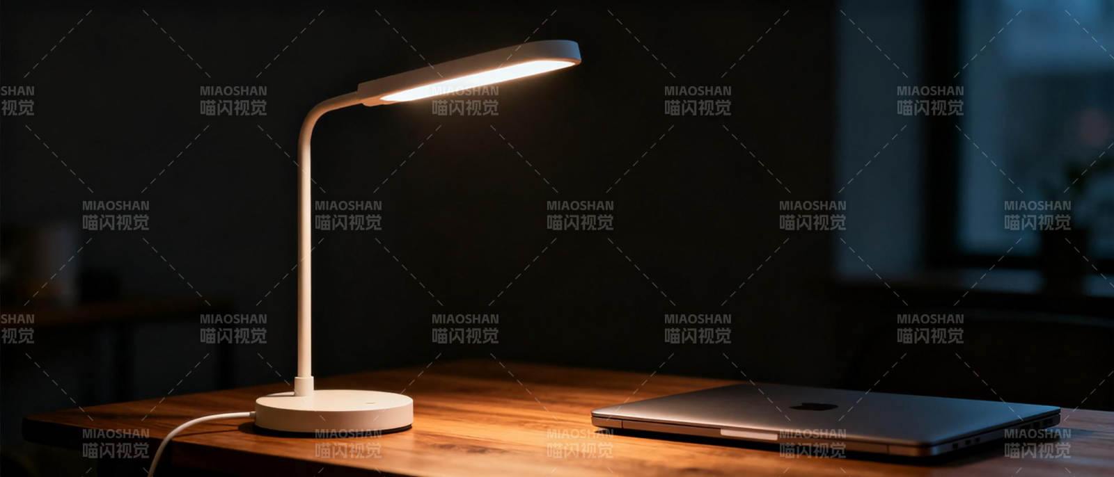 温馨台灯伴夜读图片