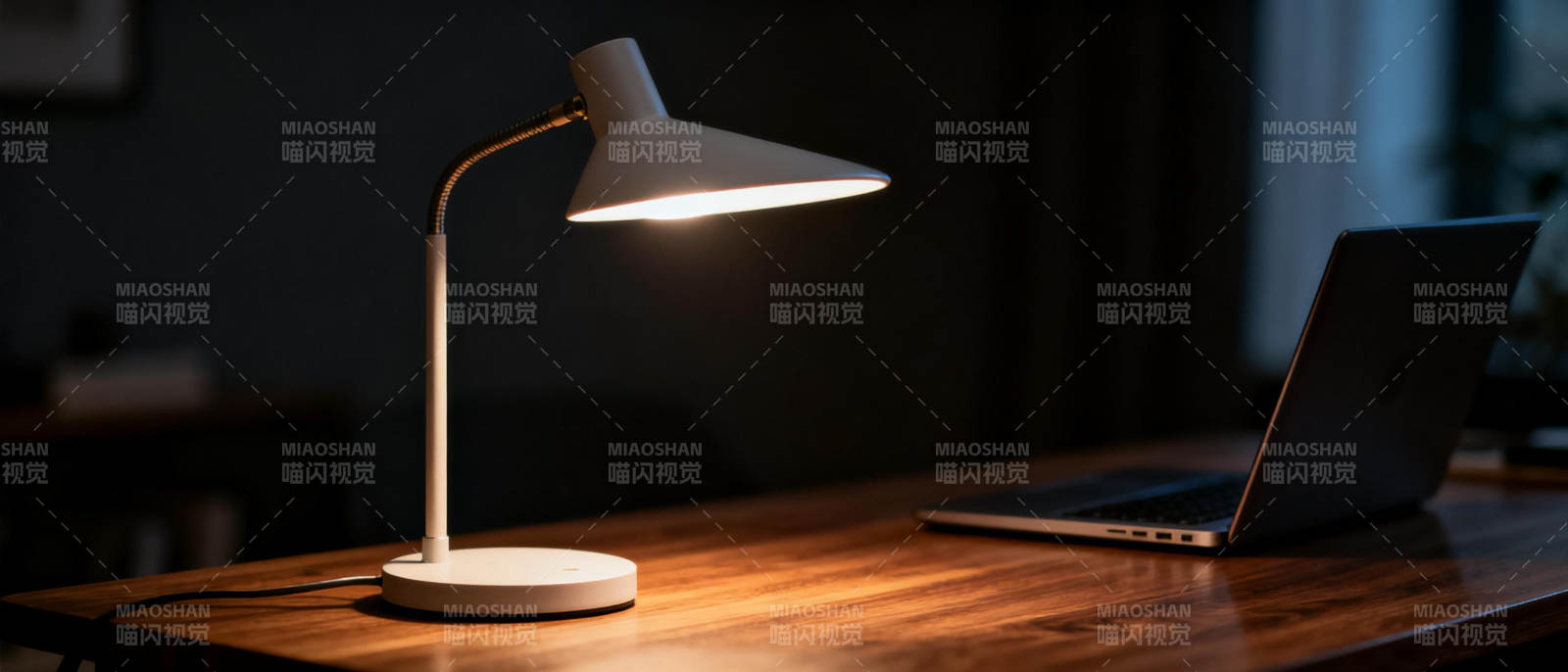 灯下工作静谧时光图片