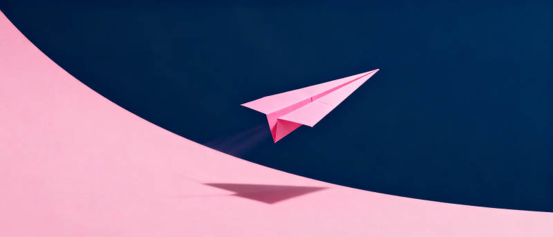 纸飞机飞越粉色坡道图片