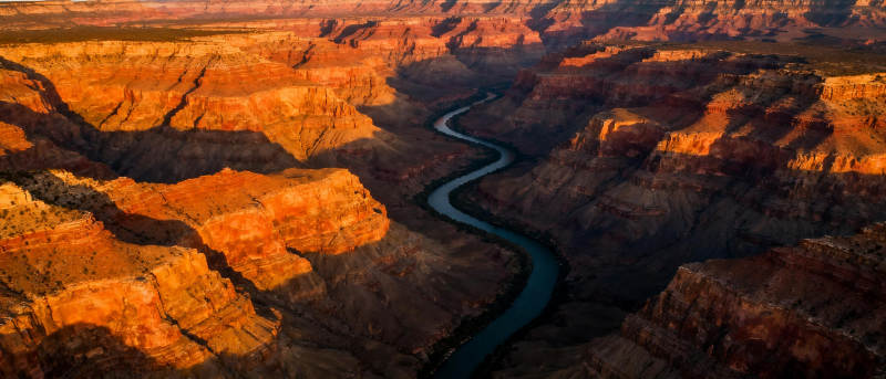 峡谷河流蜿蜒图片