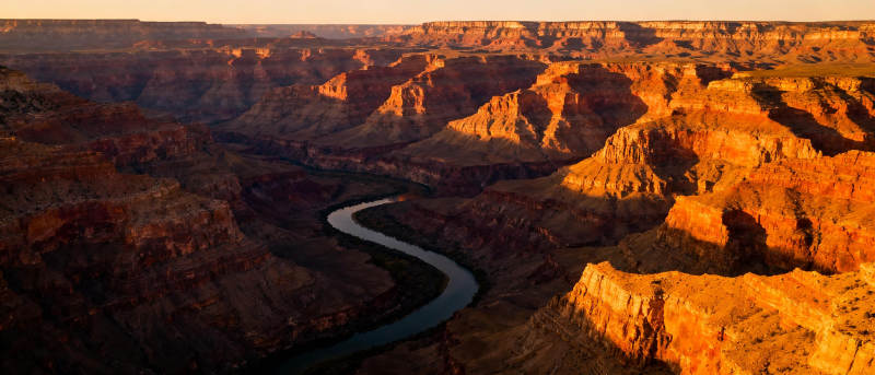 峡谷夕阳映河湾图片