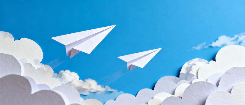 纸飞机翱翔云间图片