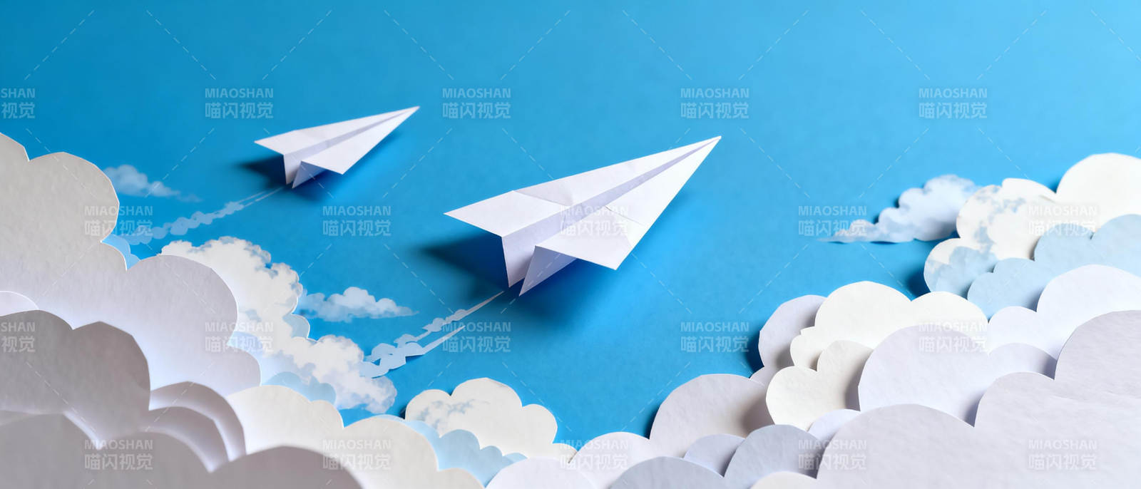 纸飞机翱翔天际图片