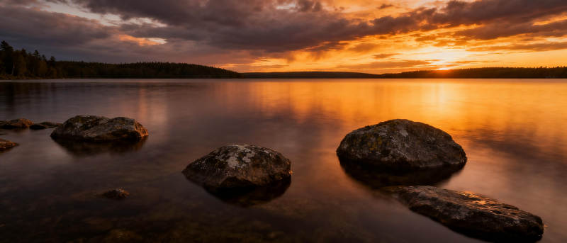 湖畔日落静谧美图片
