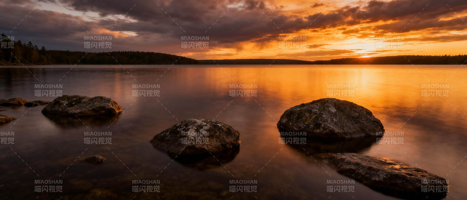 湖畔日落静谧美图片