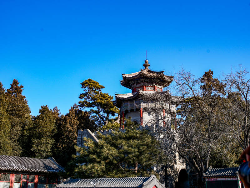 颐和园古塔映蓝天图片