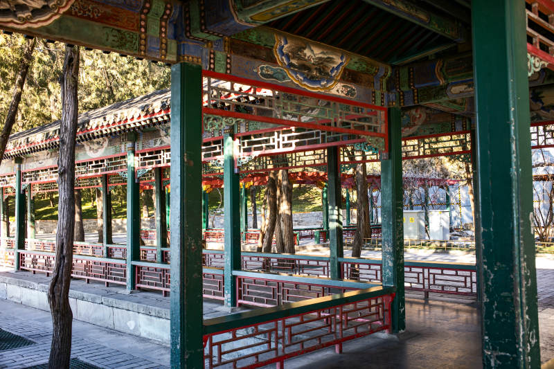 颐和园古亭幽静树影斑驳图片