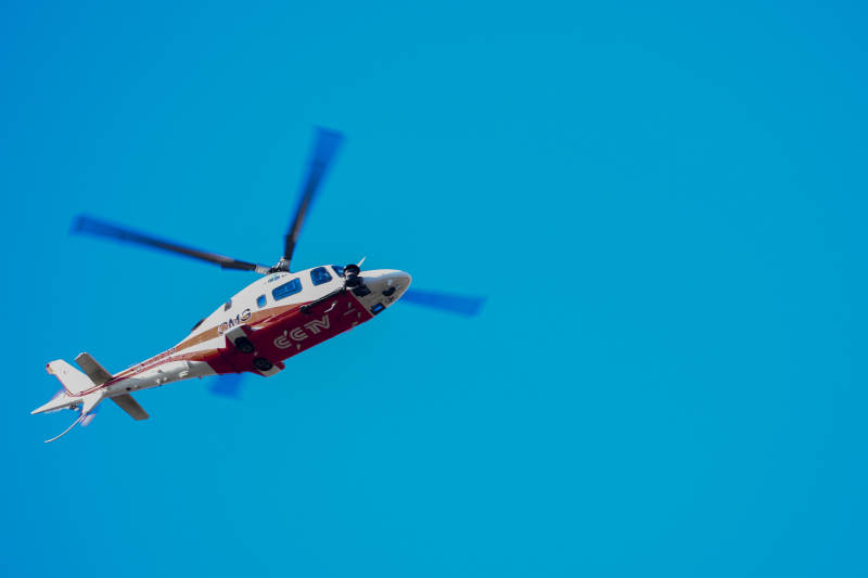 直升机翱翔蓝天图片