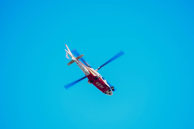 红白直升机翱翔天际图片