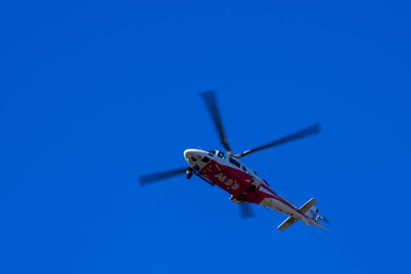 红白直升机翱翔蓝天图片