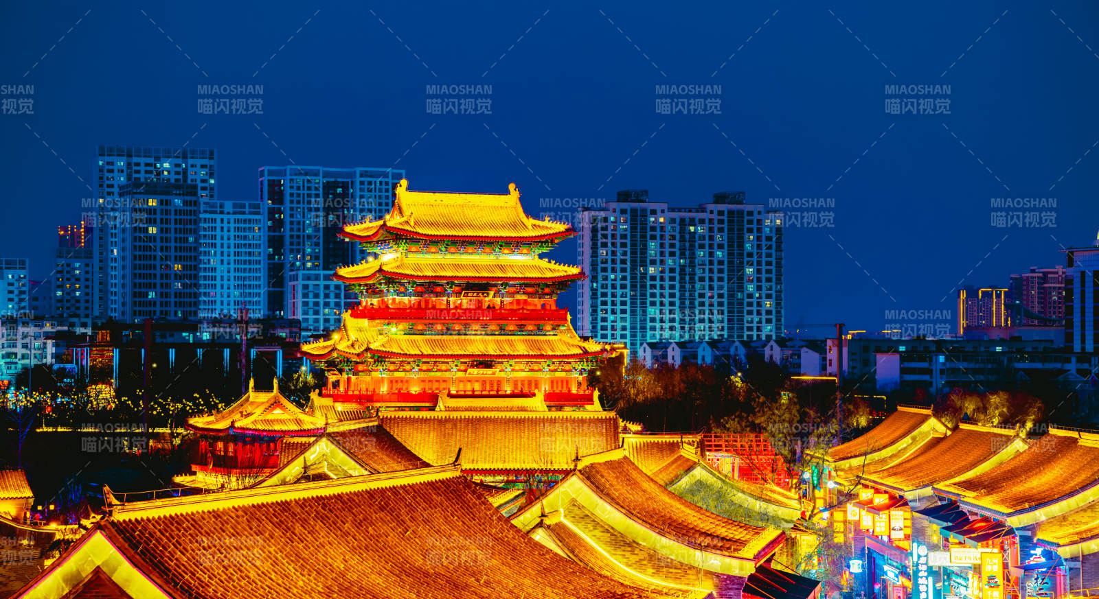 夜色中的朗咛楼灯火辉煌图片