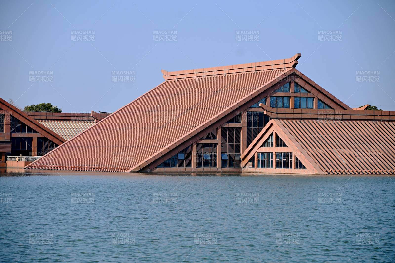 上海松江区广富林遗址公园水上建筑物图片