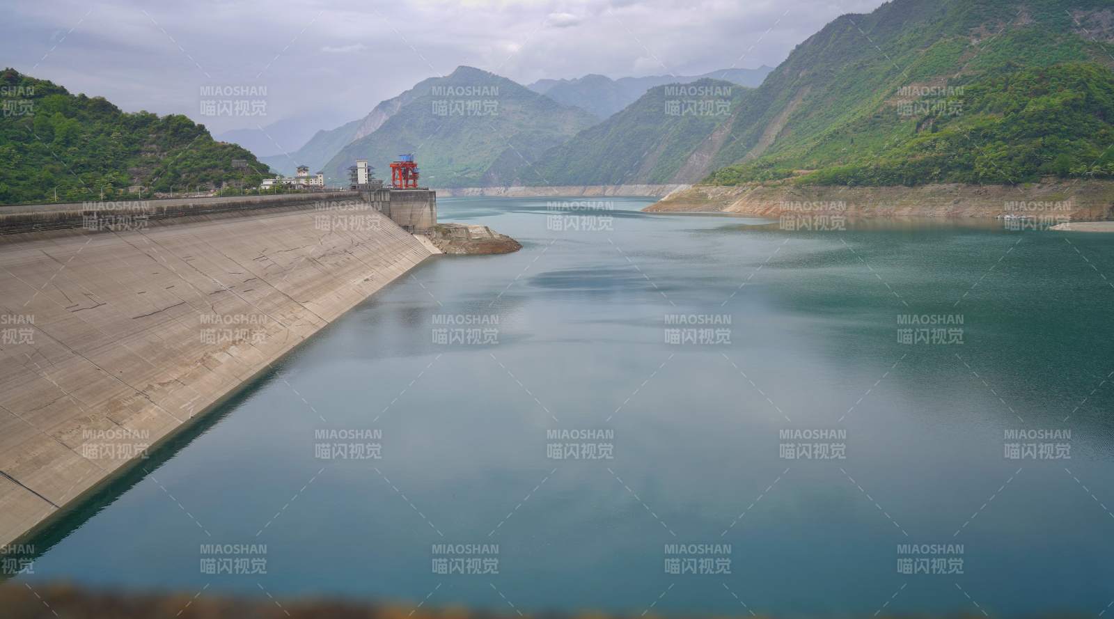 紫坪铺水库大坝图片