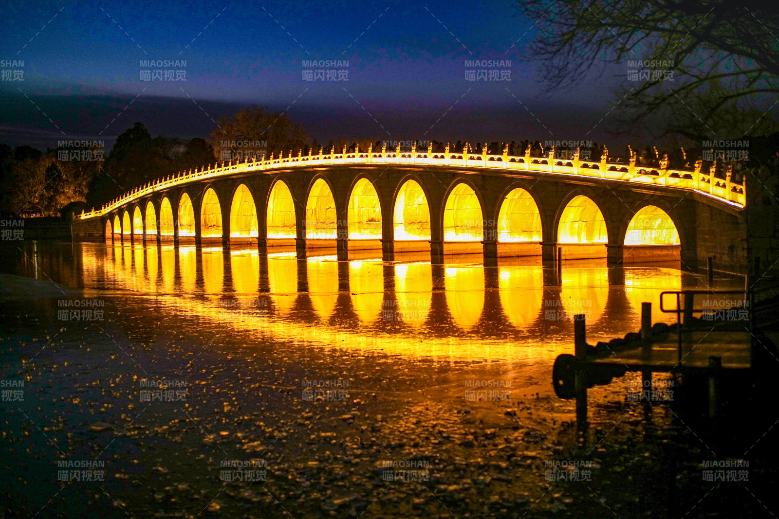 颐和园十七孔桥夜色拱桥映水光图片