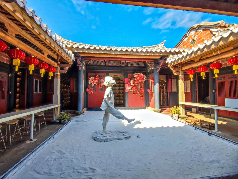 泉州梧林传统村落庭院中的舞者雕塑图片