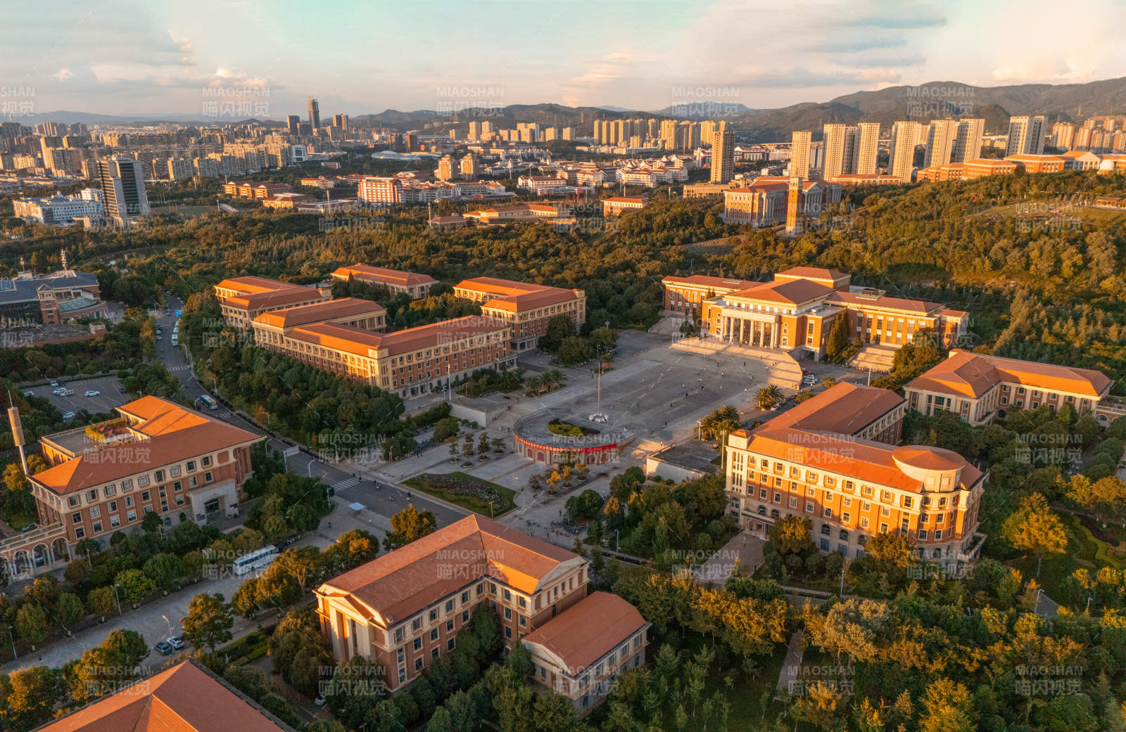 校园晨曦美景图片