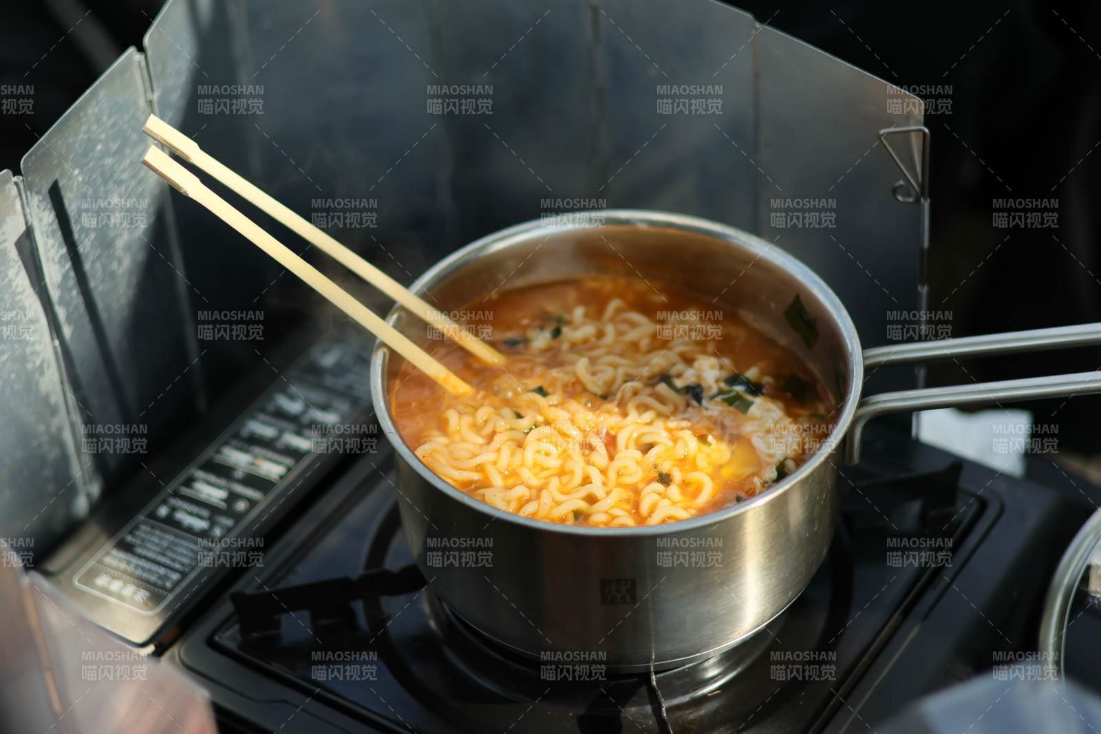 锅中煮面 筷子搅拌图片