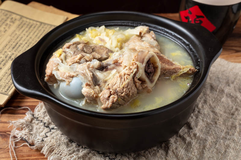 大骨汤炖酸菜图片