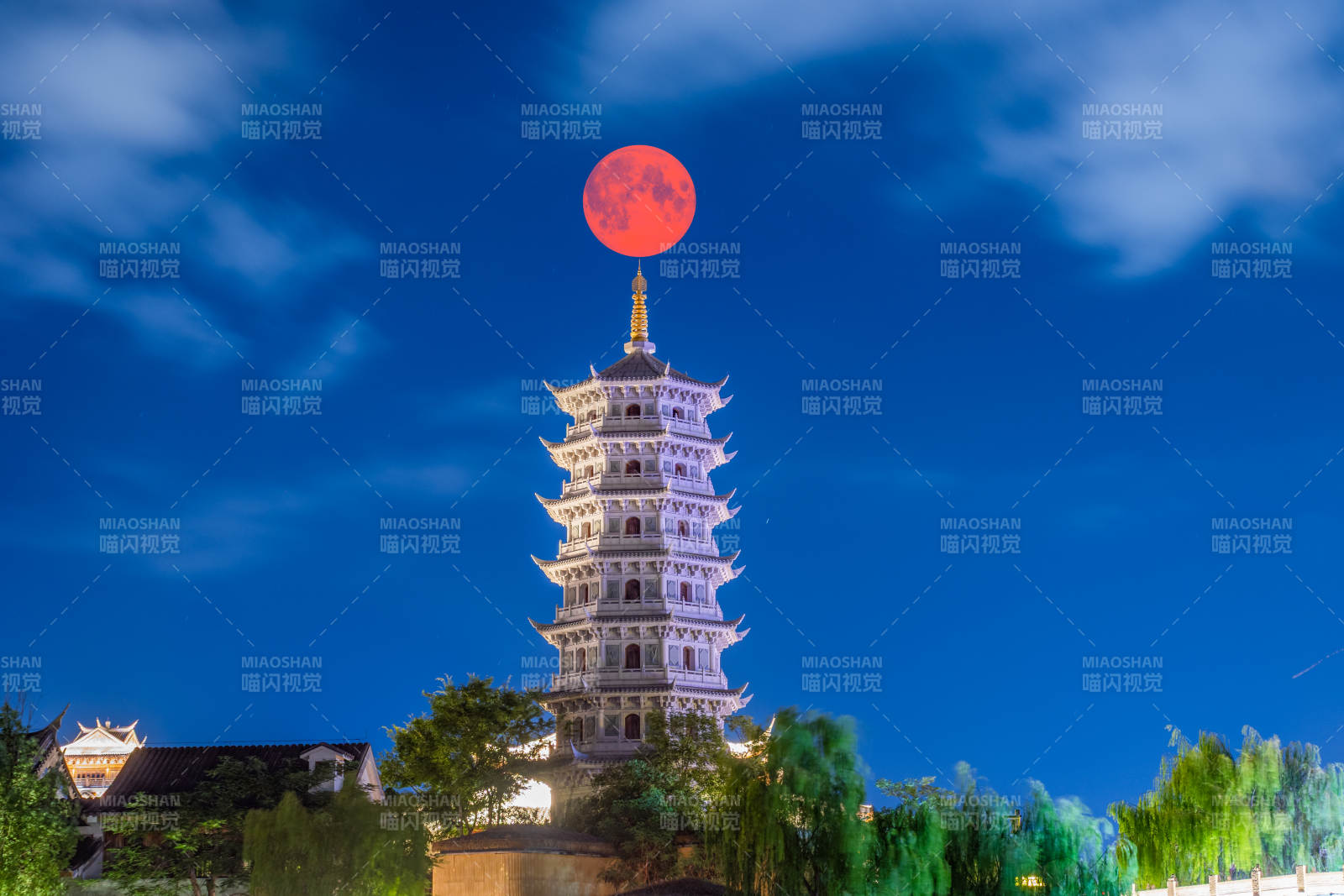 福州闽越水镇红月映塔夜景图片