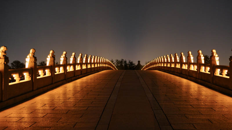 颐和园十七孔桥灯火映石狮图片