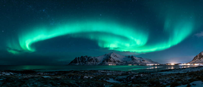 极光映雪夜图片