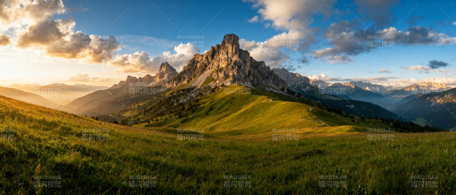 山峦晨曦美景图片