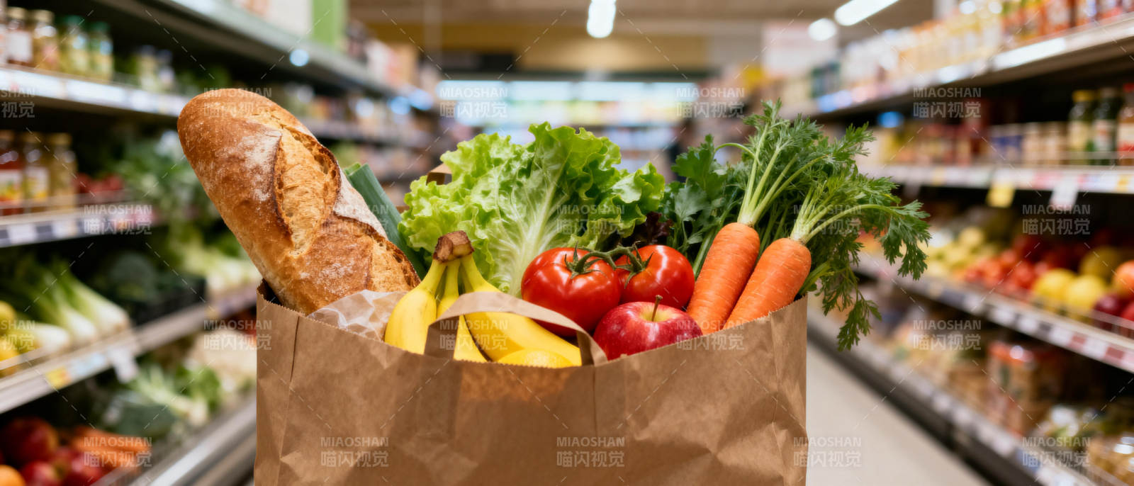 超市购物袋满载蔬果图片