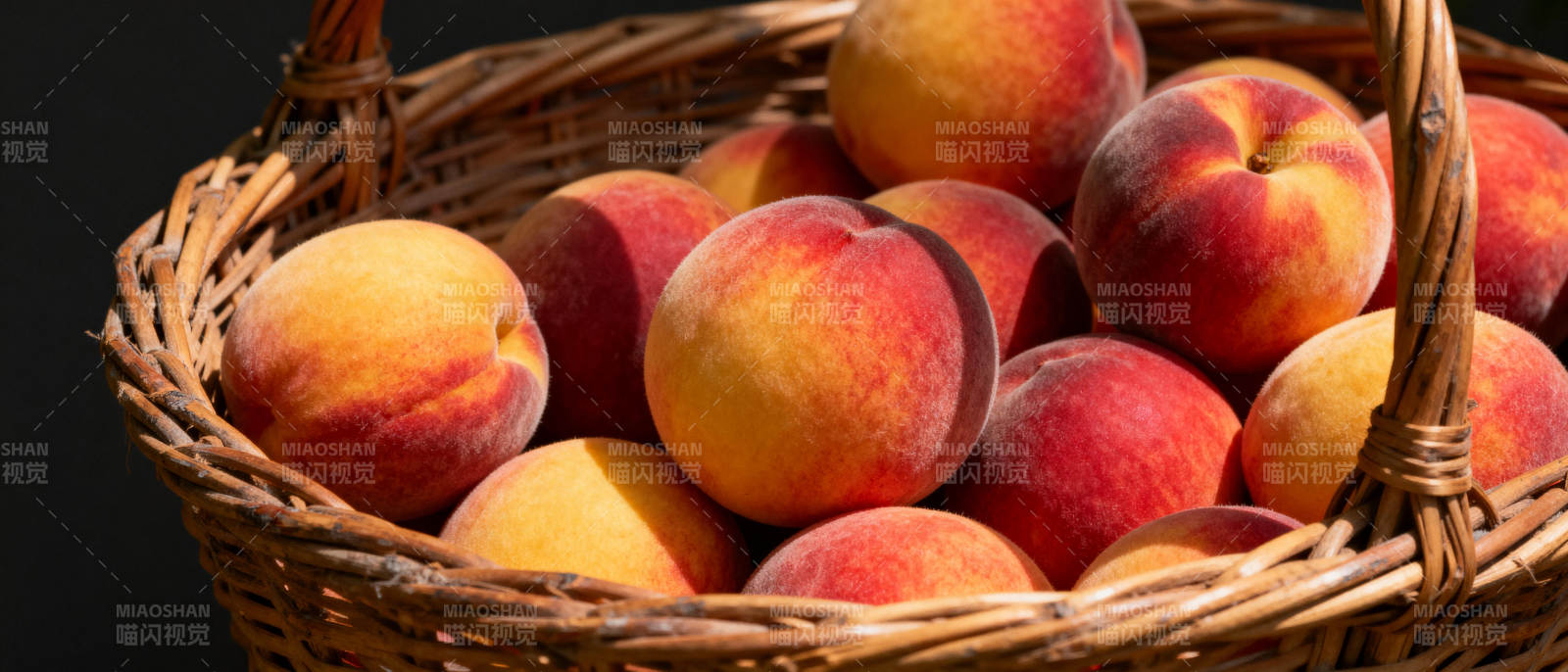 篮中鲜桃满溢图片