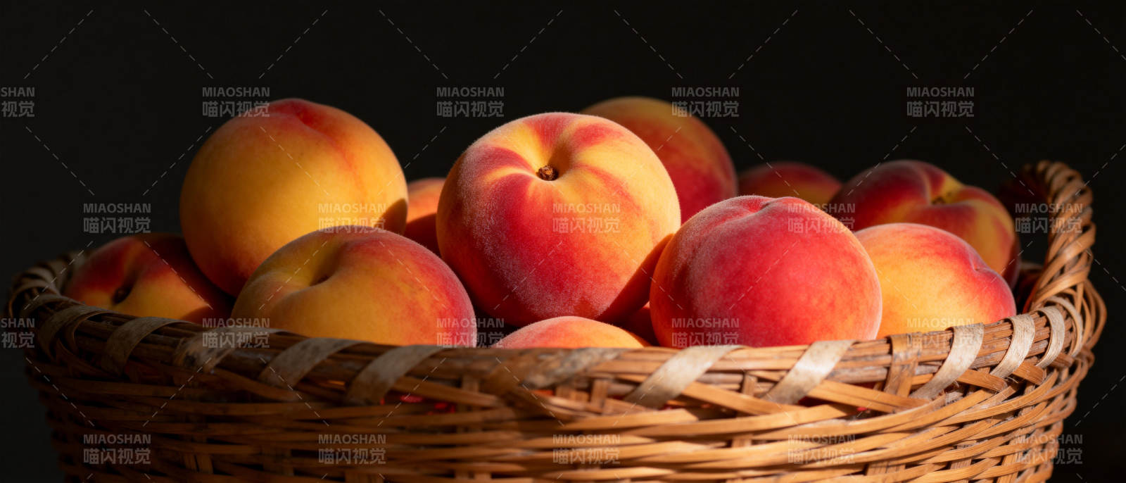 篮中鲜桃诱人图片