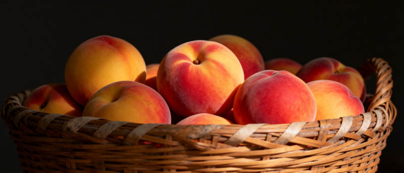 篮中鲜桃诱人图片