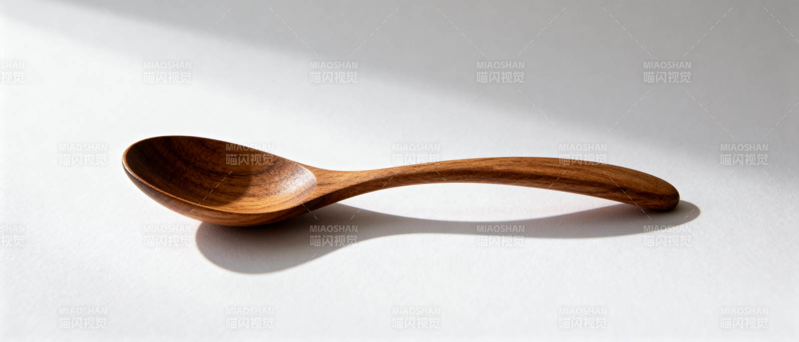 木勺静置光影中图片