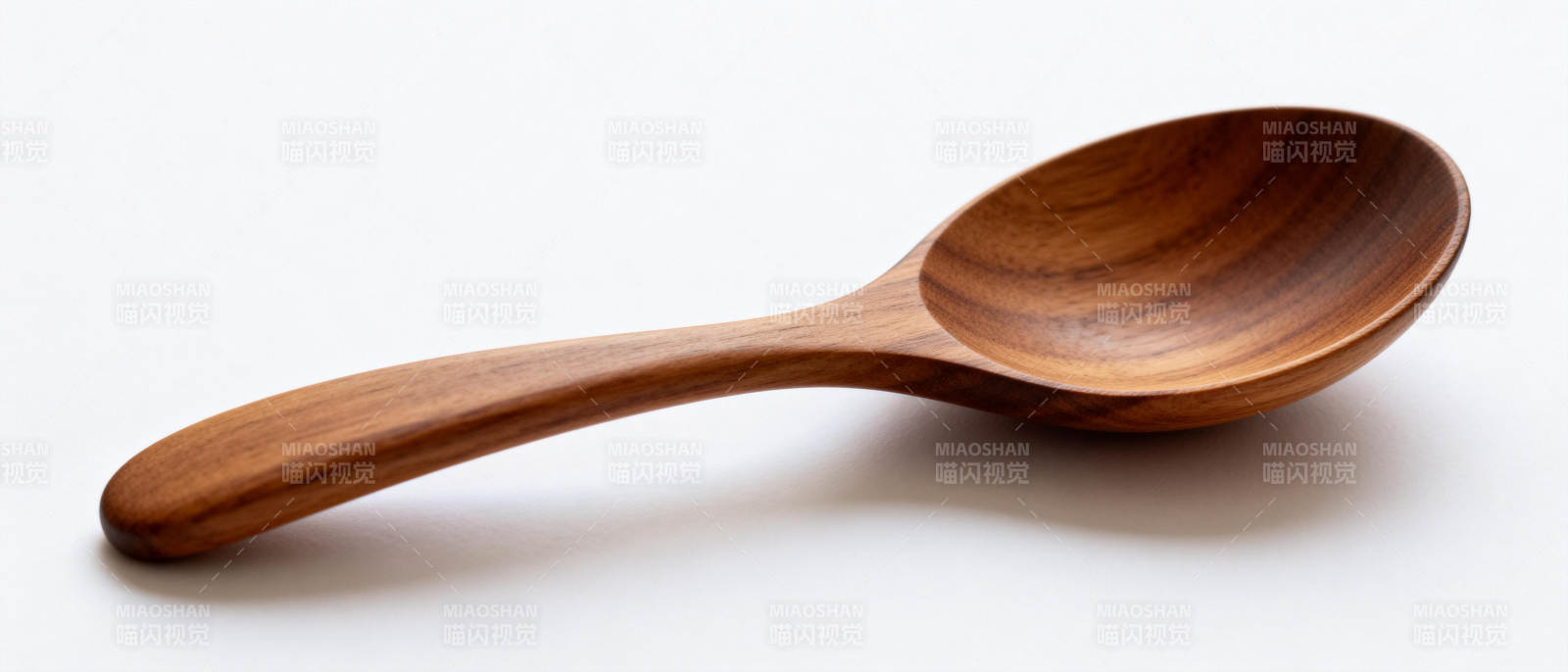 木质汤匙特写图片