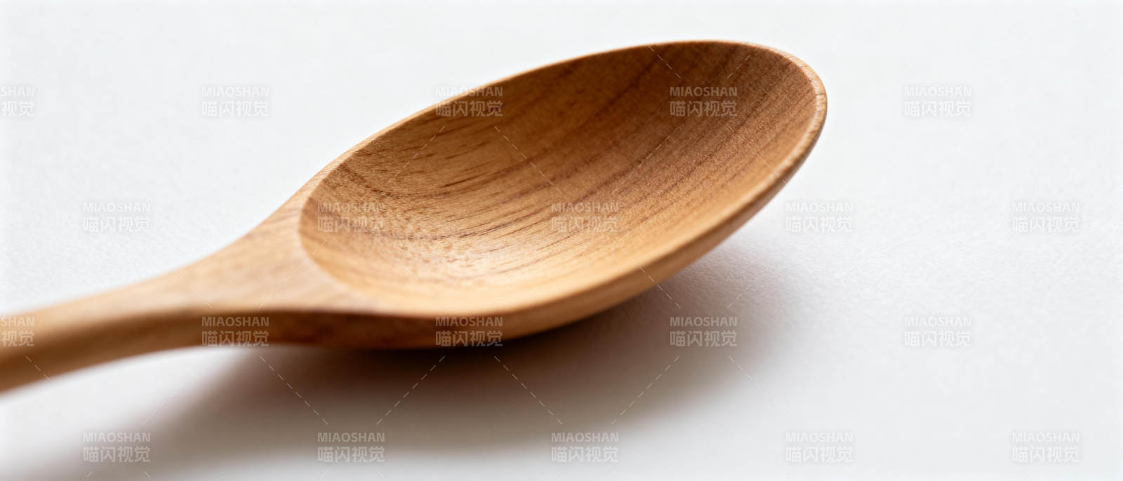 木质勺子特写图片