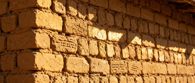 土砖墙的阳光斑驳图片