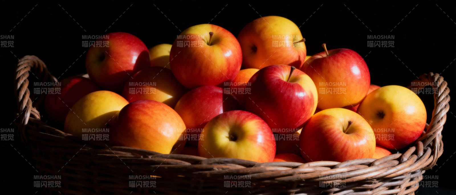 篮中红黄苹果图片