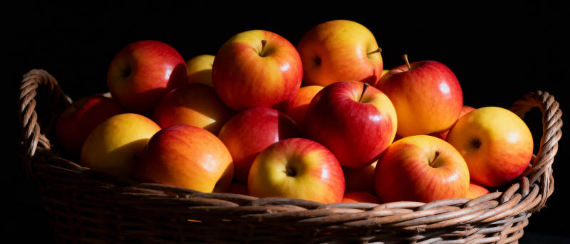 篮中红黄苹果图片