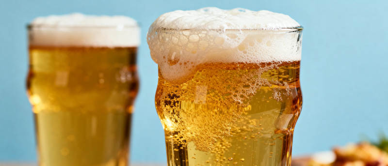 金黄啤酒 泡沫丰富图片