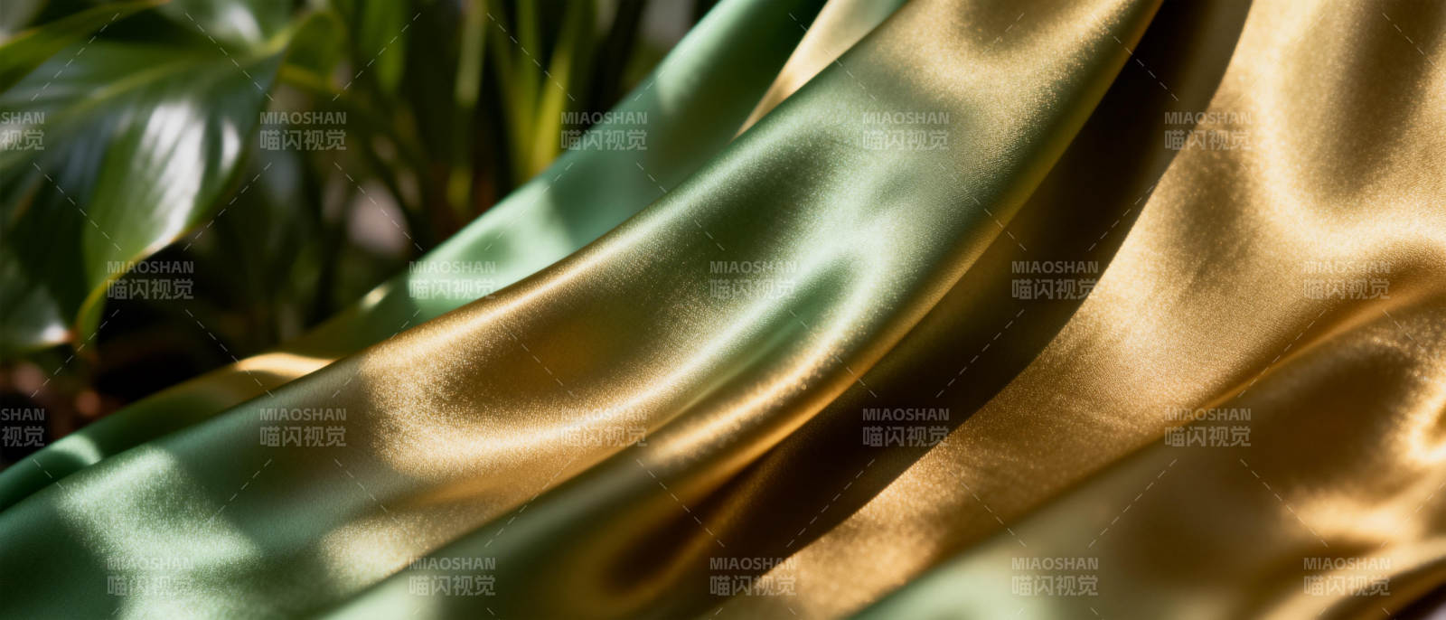 金色丝缎与绿叶图片