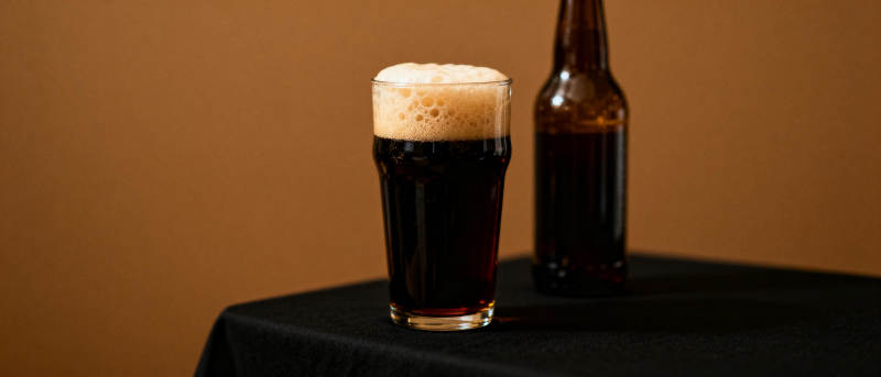 黑啤与瓶装酒图片