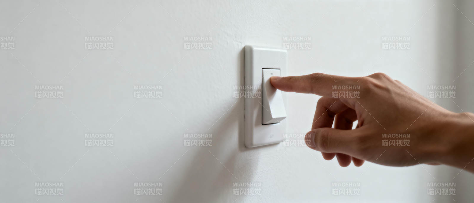 手指轻触开关图片