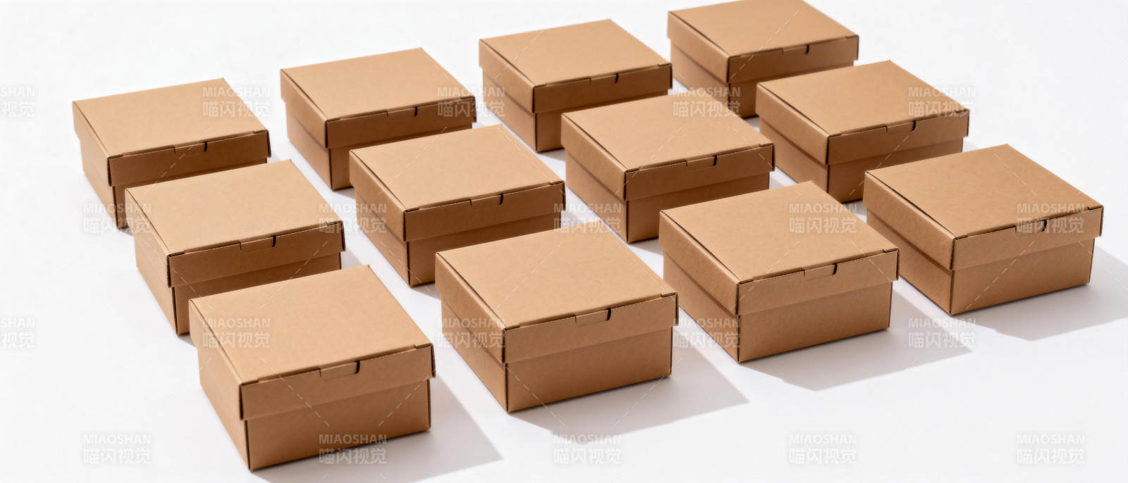 整齐排列的纸盒图片