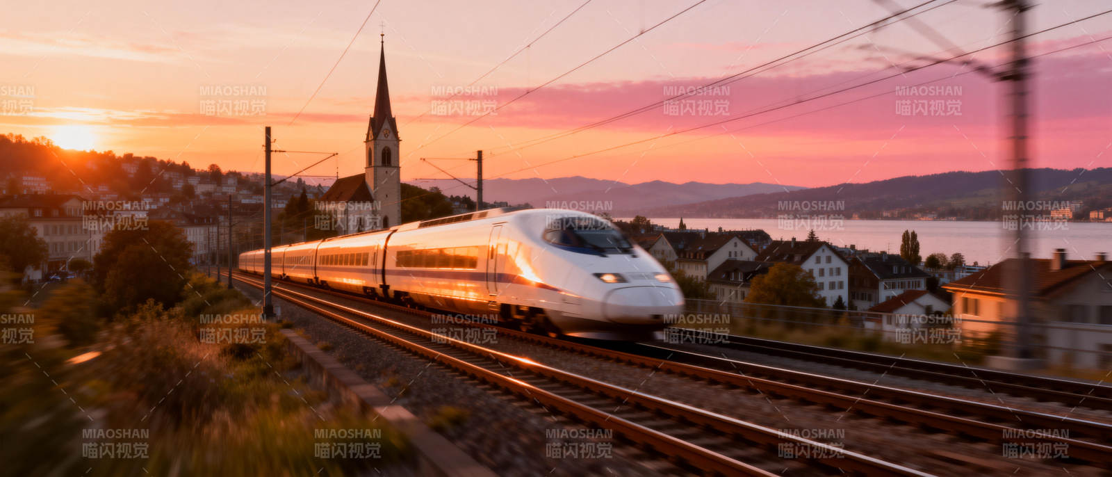 夕阳下的高速列车图片