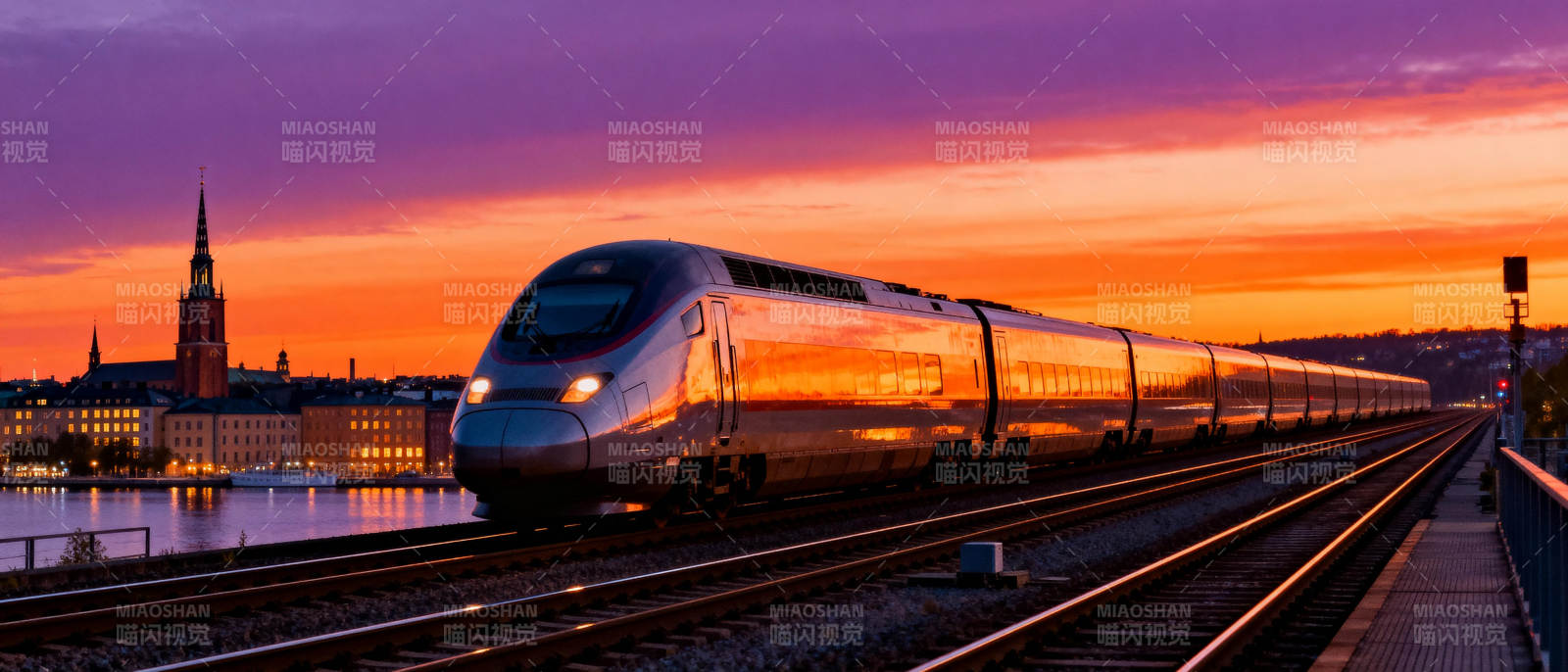 夕阳下的高速列车图片