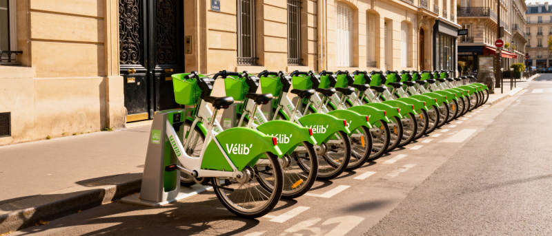 绿色共享单车整齐排列图片