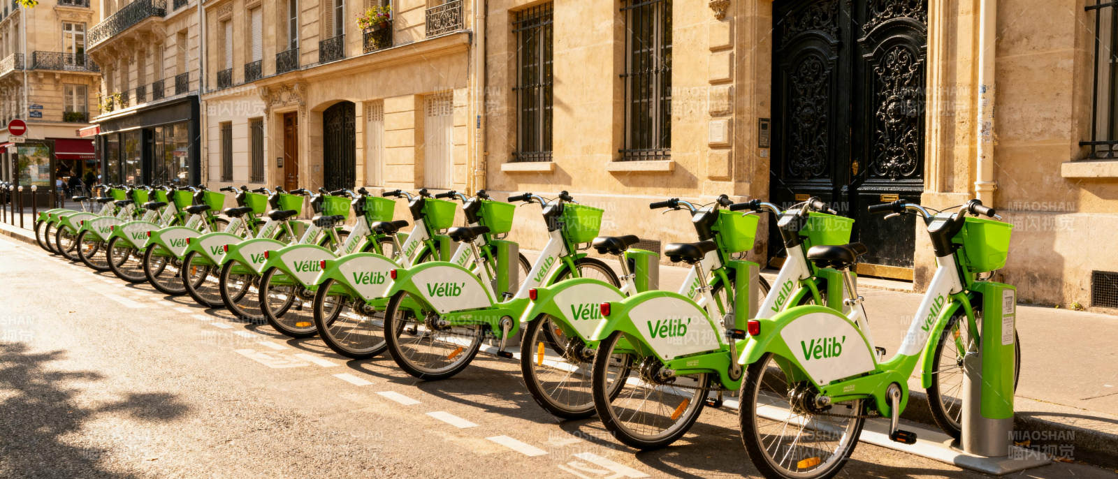 绿色共享单车整齐排列图片